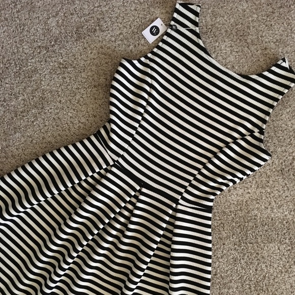 Gilli Sleeveless Fit and Flare Dress - size S - Picture 3 of 5